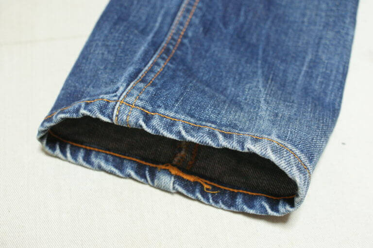 裾上げ前のNudie Jeansのジーンズ。キレイにアタリがついています。
