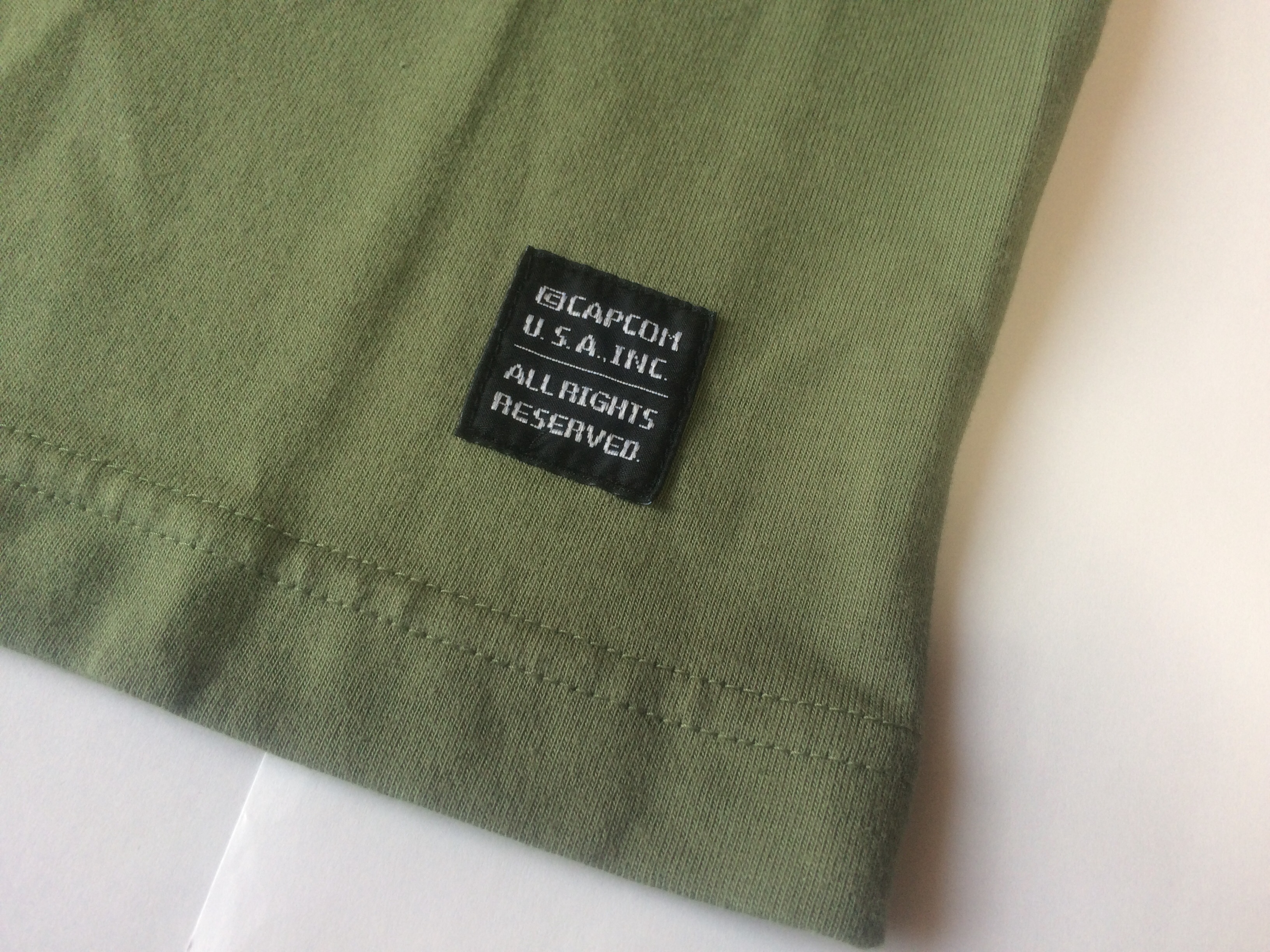 Tシャツの裾端にあるワッペンも移動させます!