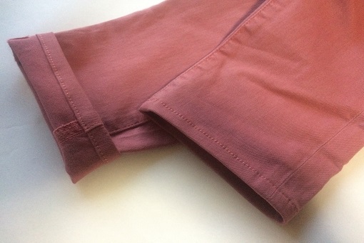 ステッチがズボン本体と同系色の場合も「三つ折りステッチ仕上げ」です。現状に近い色のステッチ糸を採用します。